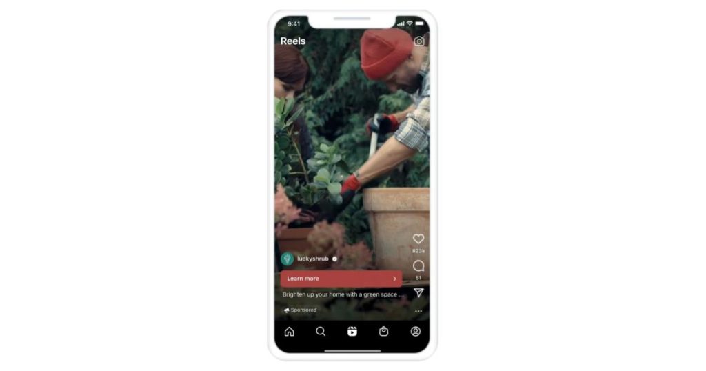 動画広告が持つ最大の魅力は、「情報量の多さ」です。
静止画である画像広告と比較して、動画は視覚と聴覚の両方に同時に訴えかけることができるため、伝えられる情報量が格段に増えます。
この特性から、より多くの情報をユーザーに届ける有効な手段として幅広く利用されています。
動画の長さはフォーマットによって異なりますが、短い1秒のものから最大240分の長尺まで対応可能です。